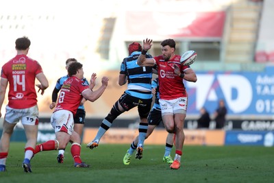 180426 - Scarlets v Cardiff Rugby - United Rugby Championship - Johnny Williams and Fletcher Anderson of Scarlets battle with James Botham of Cardiff Rugby
