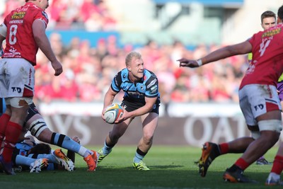 180426 - Scarlets v Cardiff Rugby - United Rugby Championship - Johan Mulder of Cardiff Rugby gets the ball away 