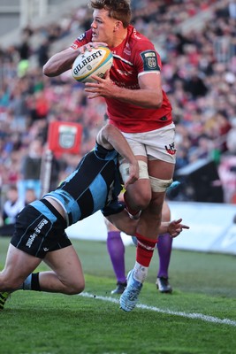 180426 - Scarlets v Cardiff Rugby - United Rugby Championship - Taine Plumtree of Scarlets flying offload to Johnny Williams to score