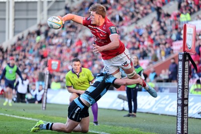 180426 - Scarlets v Cardiff Rugby - United Rugby Championship - Taine Plumtree of Scarlets flying offload to Johnny Williams to score