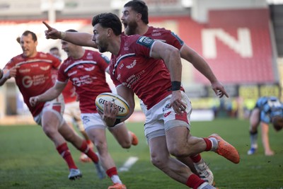 180426 - Scarlets v Cardiff Rugby - United Rugby Championship - Johnny Williams of Scarlets races in to score