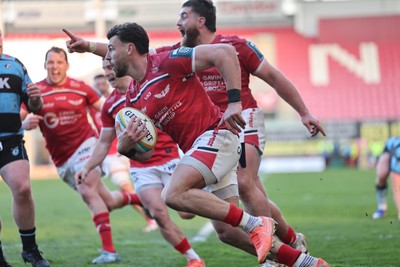 180426 - Scarlets v Cardiff Rugby - United Rugby Championship - Johnny Williams of Scarlets races in to score