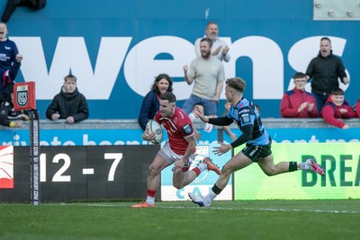 180426 - Scarlets v Cardiff Rugby - United Rugby Championship - Dane Blacker of Scarlets scores a try