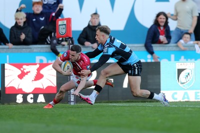 180426 - Scarlets v Cardiff Rugby - United Rugby Championship - Dane Blacker of Scarlets scores a try