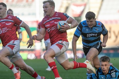 180426 - Scarlets v Cardiff Rugby - United Rugby Championship - Blair Murray of Scarlets races in to score