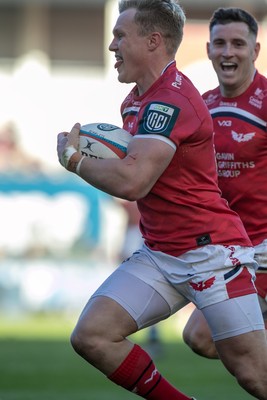 180426 - Scarlets v Cardiff Rugby - United Rugby Championship - Blair Murray of Scarlets races in to score