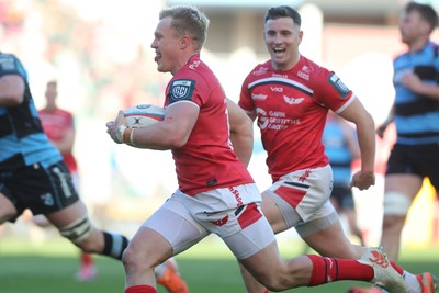 180426 - Scarlets v Cardiff Rugby - United Rugby Championship - Blair Murray of Scarlets races in to score