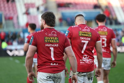 180426 - Scarlets v Cardiff Rugby - United Rugby Championship - Kemsley Mathias, Jarrod Taylor and Eddie James of Scarlets leave the field dejected 