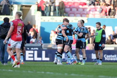 180426 - Scarlets v Cardiff Rugby - United Rugby Championship - Cardiff celebrate at the final whistle 