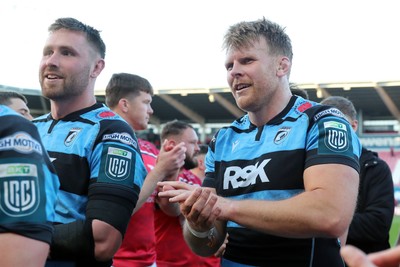 180426 - Scarlets v Cardiff Rugby - United Rugby Championship - Cardiff players leave the field