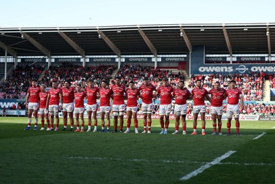 180426 - Scarlets v Cardiff Rugby - United Rugby Championship - Scarlets observe a minutes applause for Christopher Solomon