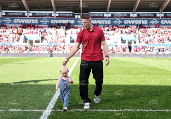 180426 - Scarlets v Cardiff Rugby - United Rugby Championship - Liam Williams on the field with his son before the game