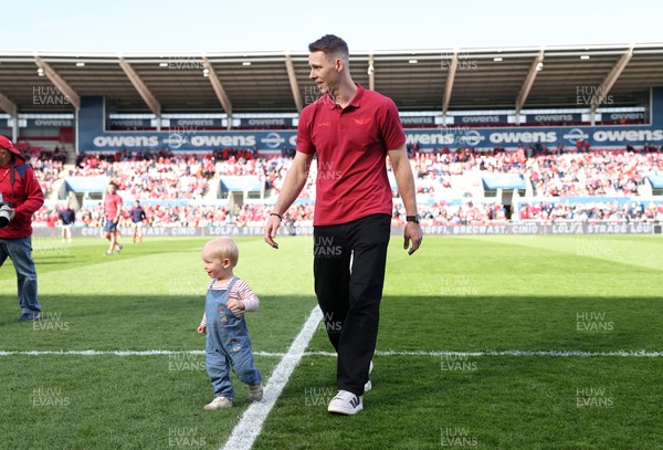 180426 - Scarlets v Cardiff Rugby - United Rugby Championship - Liam Williams on the field with his son before the game