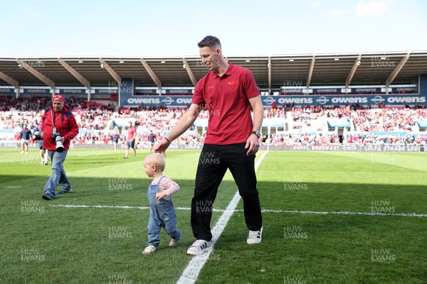 180426 - Scarlets v Cardiff Rugby - United Rugby Championship - Liam Williams on the field with his son before the game