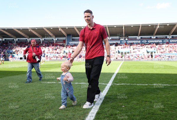 180426 - Scarlets v Cardiff Rugby - United Rugby Championship - Liam Williams on the field with his son before the game