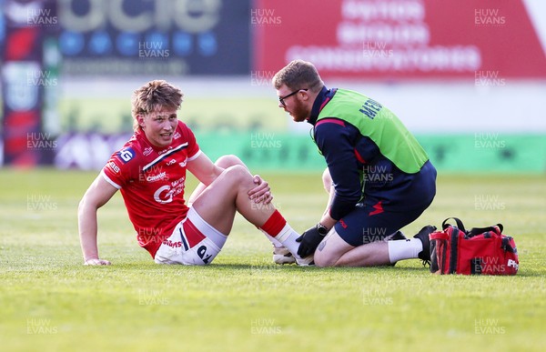 180426 - Scarlets v Cardiff Rugby - United Rugby Championship - Ellis Mee of Scarlets goes down injured
