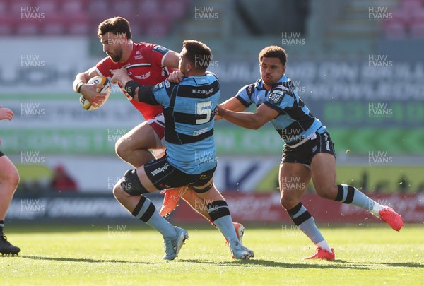 180426 - Scarlets v Cardiff Rugby - United Rugby Championship - Johnny Williams of Scarlets is tackled by George Nott of Cardiff 