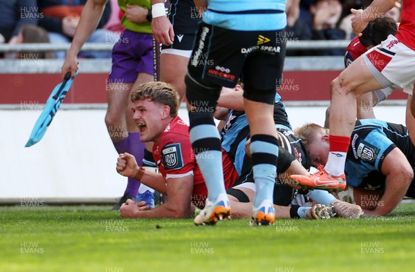 180426 - Scarlets v Cardiff Rugby - United Rugby Championship - Taine Plumtree of Scarlets scores a try