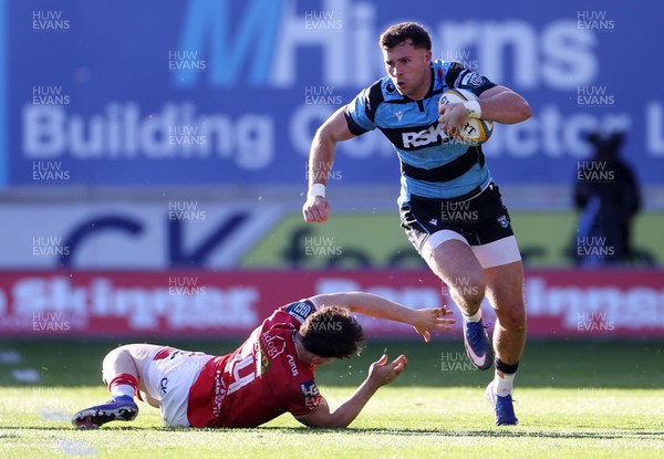 180426 - Scarlets v Cardiff Rugby - United Rugby Championship - Mason Grady of Cardiff is challenged by Tom Rogers of Scarlets 