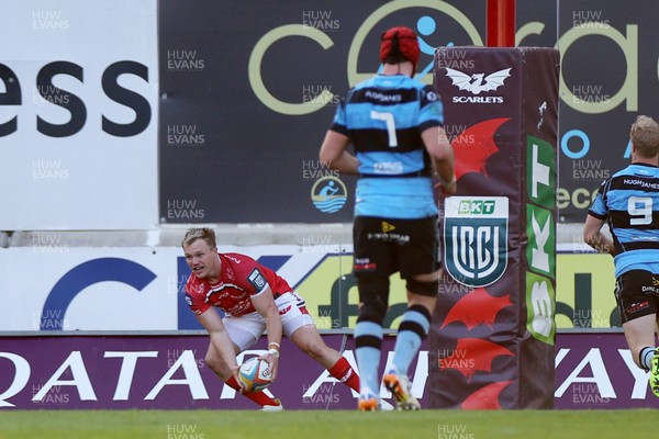 180426 - Scarlets v Cardiff Rugby - United Rugby Championship - Blair Murray of Scarlets scores a try
