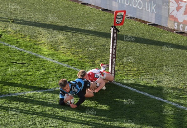 180426 - Scarlets v Cardiff Rugby - United Rugby Championship - Cameron Winnett of Cardiff scores a try