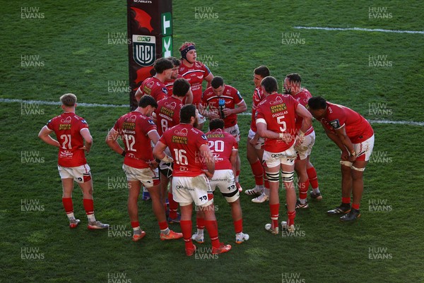 180426 - Scarlets v Cardiff Rugby - United Rugby Championship - Dejected Scarlets at full time