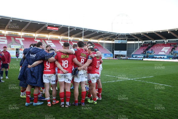 180426 - Scarlets v Cardiff Rugby - United Rugby Championship - Scarlets team huddle