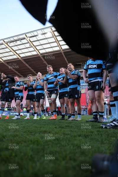 180426 - Scarlets v Cardiff Rugby - United Rugby Championship - Cardiff team huddle