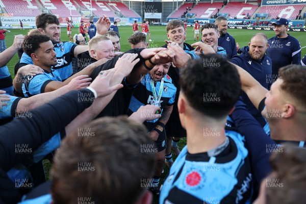 180426 - Scarlets v Cardiff Rugby - United Rugby Championship - Cardiff team huddle
