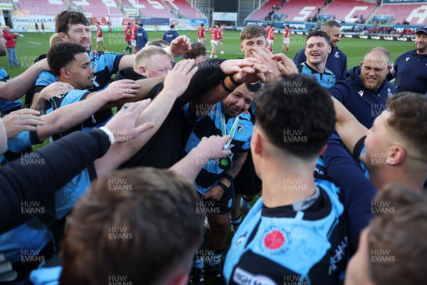 180426 - Scarlets v Cardiff Rugby - United Rugby Championship - Cardiff team huddle