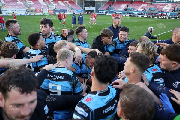 180426 - Scarlets v Cardiff Rugby - United Rugby Championship - Cardiff team huddle