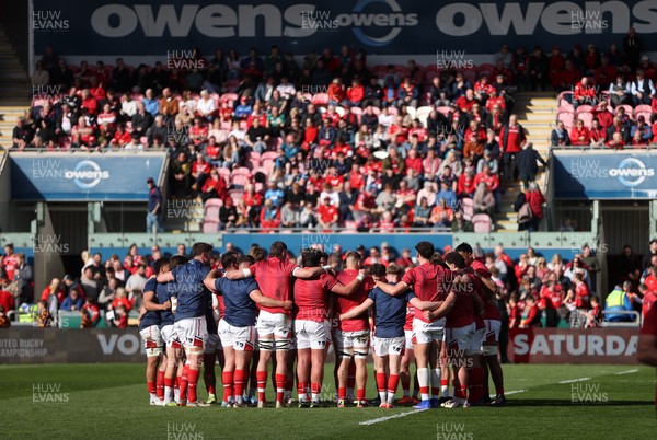 180426 - Scarlets v Cardiff Rugby - United Rugby Championship - Scarlets team huddle