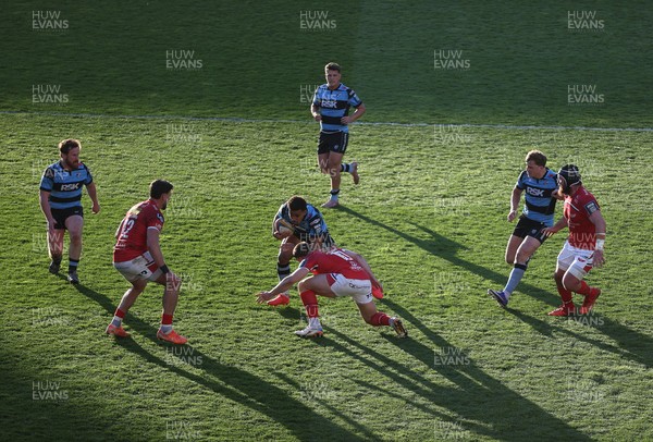 180426 - Scarlets v Cardiff Rugby - United Rugby Championship - Ben Thomas of Cardiff 