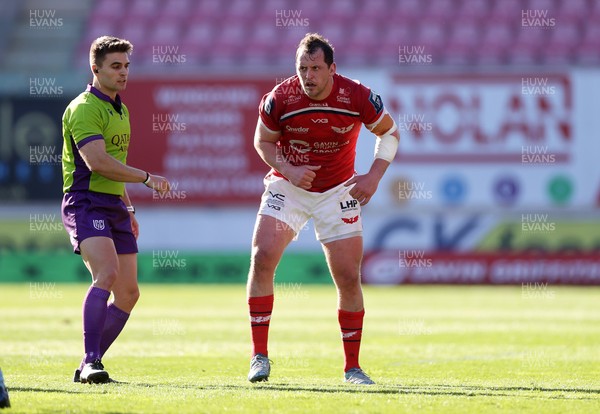 180426 - Scarlets v Cardiff Rugby - United Rugby Championship - Ryan Elias of Scarlets 