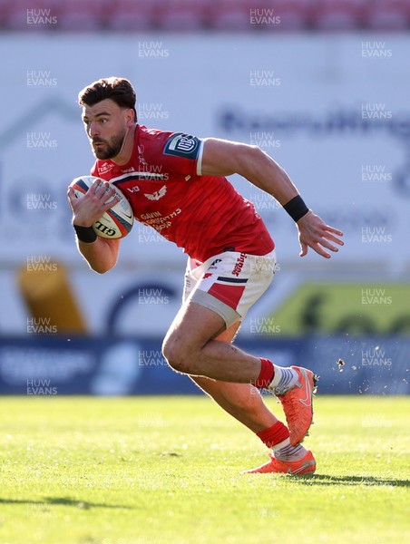 180426 - Scarlets v Cardiff Rugby - United Rugby Championship - Johnny Williams of Scarlets 