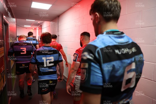 180426 - Scarlets v Cardiff Rugby - United Rugby Championship - Teams walk down the tunnel