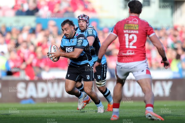 180426 - Scarlets v Cardiff Rugby - United Rugby Championship - Liam Belcher of Cardiff Rugby attacks Johnny Williams of Scarlets
