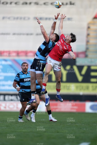 180426 - Scarlets v Cardiff Rugby - United Rugby Championship - Tom Rogers of Scarlets and Mason Grady of Cardiff Rugby challenge for a high ball