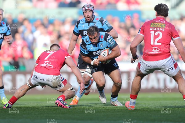180426 - Scarlets v Cardiff Rugby - United Rugby Championship - Liam Belcher of Cardiff Rugby attacks Jarrod Taylor of Scarlets 