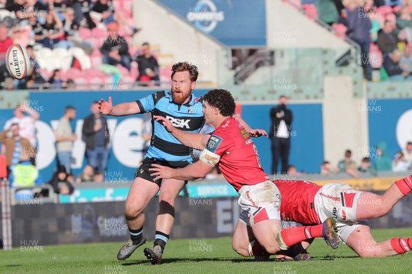180426 - Scarlets v Cardiff Rugby - United Rugby Championship - Fletcher Anderson of Scarlets offloads under pressure from Rory Jennings of Cardiff Rugby
