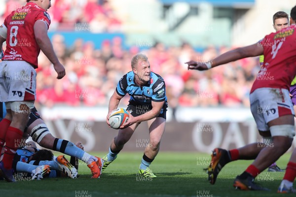 180426 - Scarlets v Cardiff Rugby - United Rugby Championship - Johan Mulder of Cardiff Rugby gets the ball away 