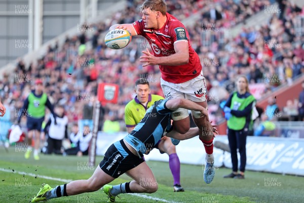 180426 - Scarlets v Cardiff Rugby - United Rugby Championship - Taine Plumtree of Scarlets flying offload to Johnny Williams to score