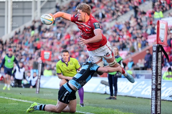180426 - Scarlets v Cardiff Rugby - United Rugby Championship - Taine Plumtree of Scarlets flying offload to Johnny Williams to score