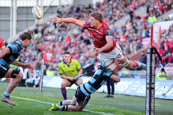 180426 - Scarlets v Cardiff Rugby - United Rugby Championship - Taine Plumtree of Scarlets flying offload to Johnny Williams to score