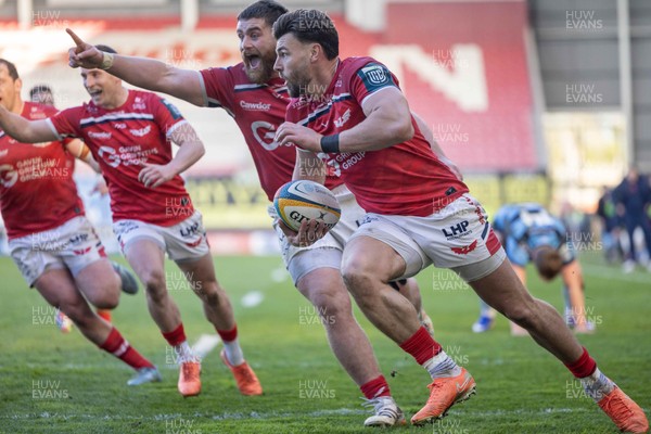180426 - Scarlets v Cardiff Rugby - United Rugby Championship - Johnny Williams of Scarlets races in to score