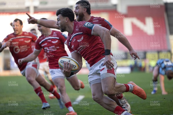 180426 - Scarlets v Cardiff Rugby - United Rugby Championship - Johnny Williams of Scarlets races in to score