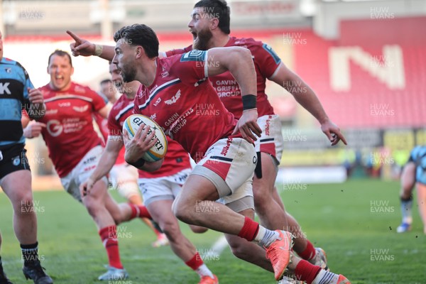 180426 - Scarlets v Cardiff Rugby - United Rugby Championship - Johnny Williams of Scarlets races in to score