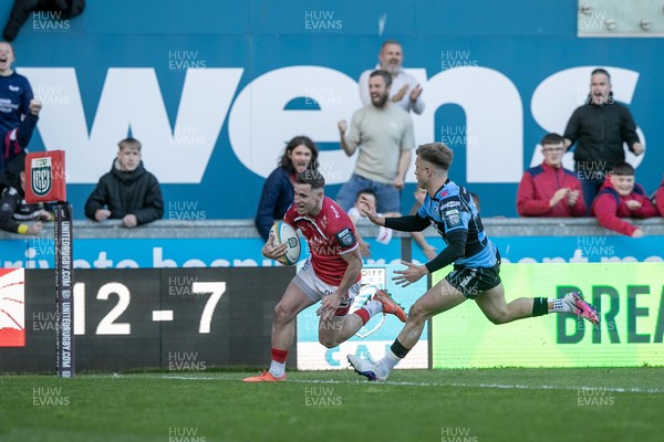 180426 - Scarlets v Cardiff Rugby - United Rugby Championship - Dane Blacker of Scarlets scores a try