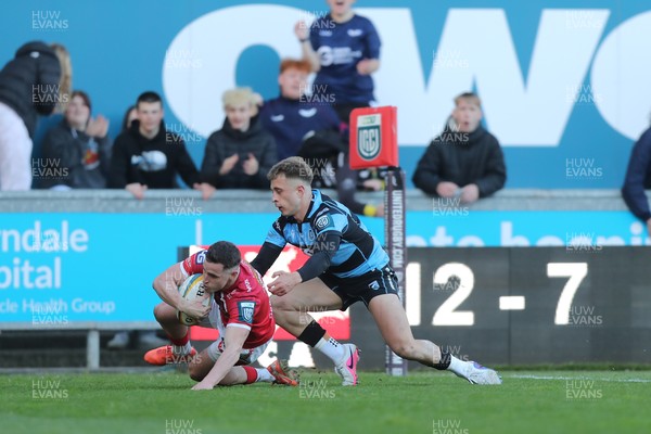 180426 - Scarlets v Cardiff Rugby - United Rugby Championship - Dane Blacker of Scarlets scores a try