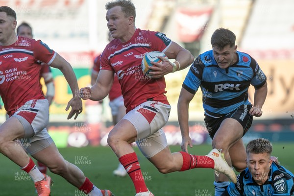 180426 - Scarlets v Cardiff Rugby - United Rugby Championship - Blair Murray of Scarlets races in to score
